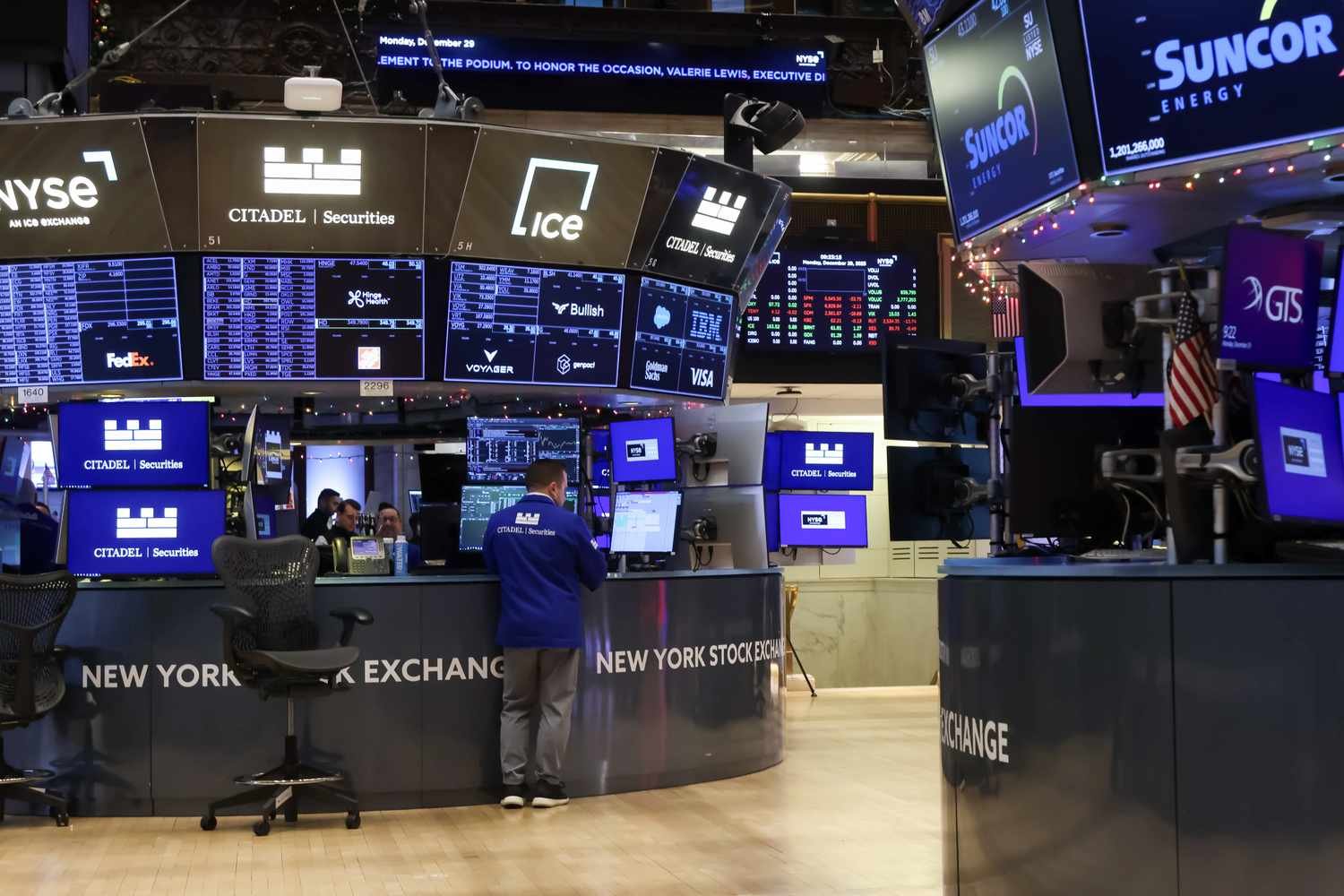 Major Indexes Dip Slightly as Stocks Decline for Third Consecutive Day; Gold and Silver Prices Recover