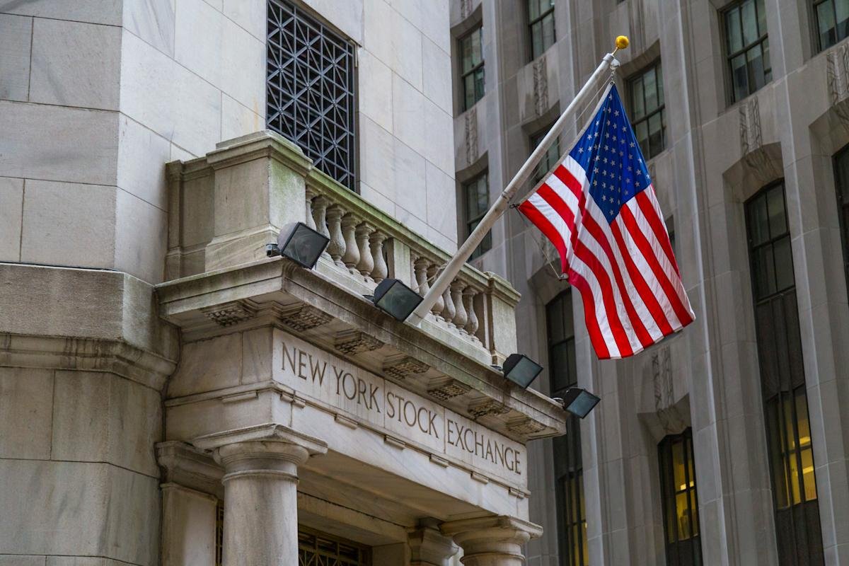 Dow Surpasses 49,000; S&P 500 Hits New High in Record-Breaking Start to the Year