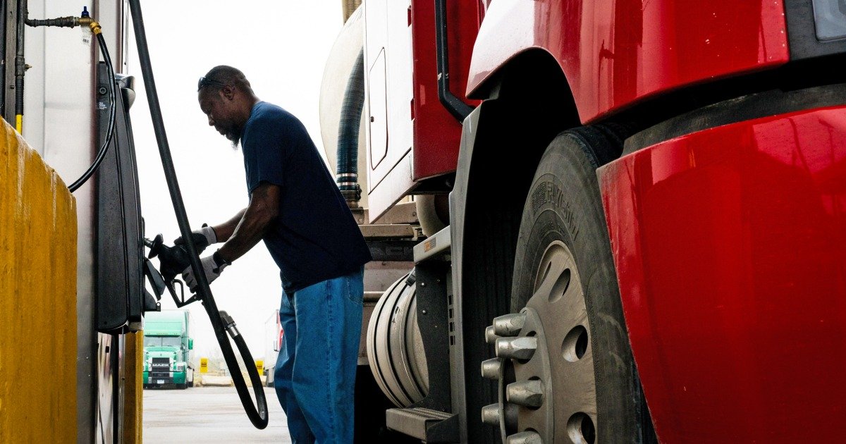 Oil Prices Fluctuate Amid Conflicting Reports on the Strait of Hormuz