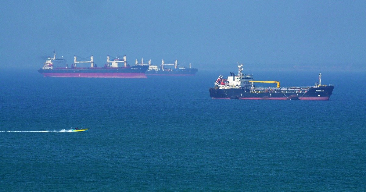 Trump Cautions Iran to “Get Smart Soon” While Considering Military Options in Strait of Hormuz